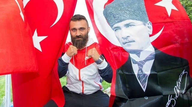 unsal arik atatürk pose